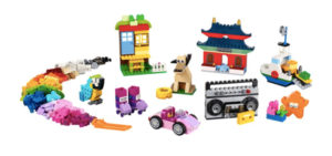 Piezas construidas con lego creative set (edificios, perro, radiocasete, coche...)