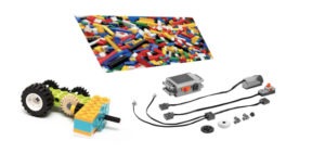 La imagen contiene piezas de lego, motores un coche realizado con piezas de lego