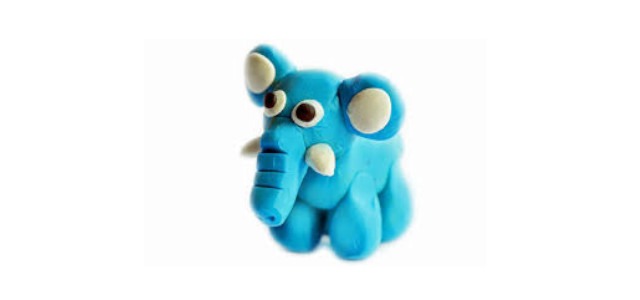 Elefante azul creado con plastilina para la creación de imágenes con movimiento.