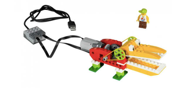 Cocodrilo construido con set lego wedo 1 que incluye motor y concentrador USB Lego